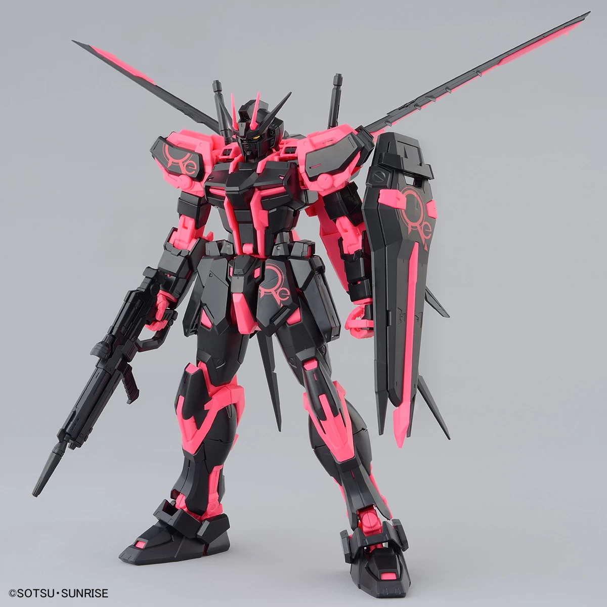 MG 1/100 AILE STRIKE GUNDAM Ver.RM (Recirculation Color / Neon Pink) (GAT-X105+AQM/E-X01) 4 MG 1/100 AILE STRIKE GUNDAM Ver.RM (Recirculation Color / Neon Pink) (GAT-X105+AQM/E-X01) – Image 2