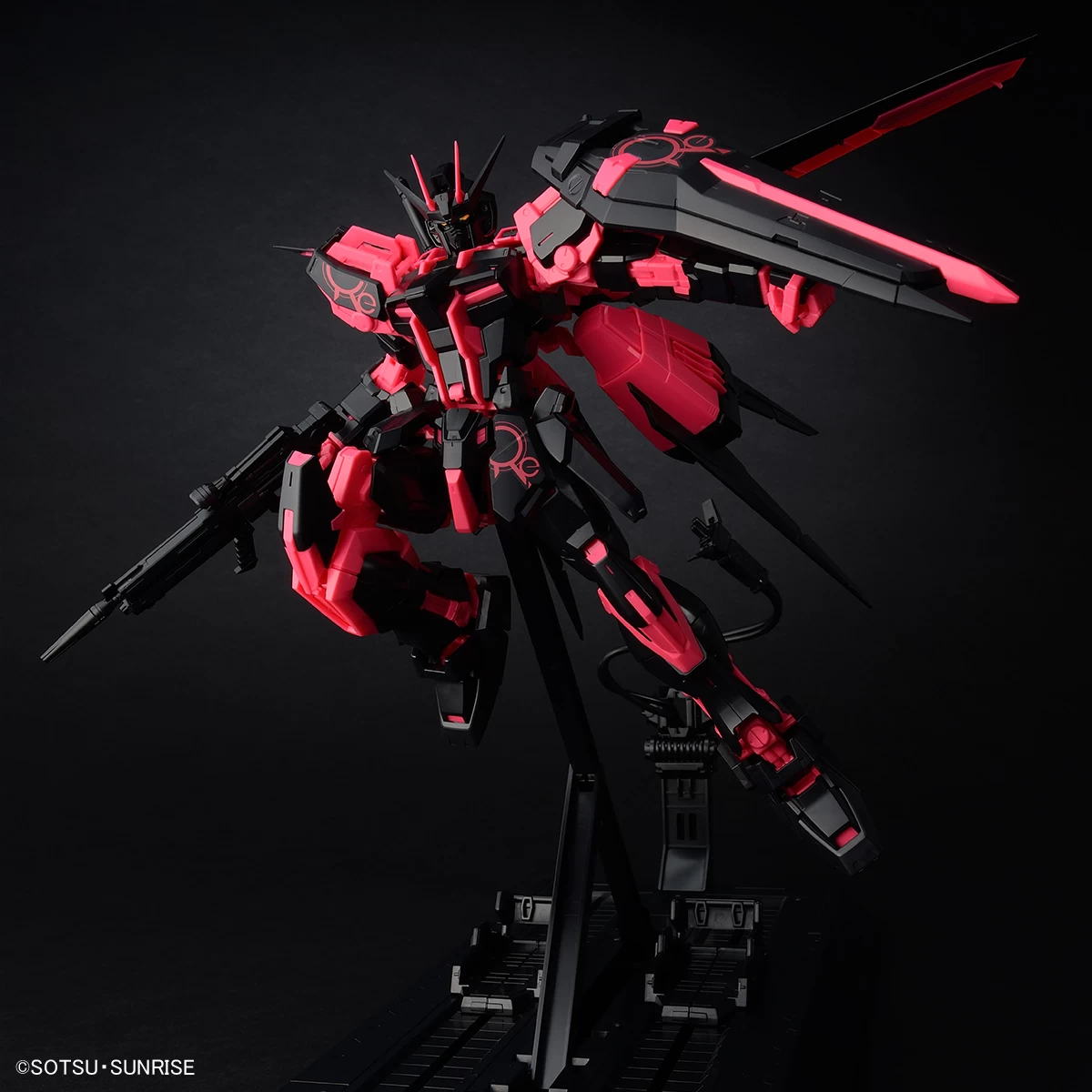 MG 1/100 AILE STRIKE GUNDAM Ver.RM (Recirculation Color / Neon Pink) (GAT-X105+AQM/E-X01) 6 MG 1/100 AILE STRIKE GUNDAM Ver.RM (Recirculation Color / Neon Pink) (GAT-X105+AQM/E-X01) – Image 4